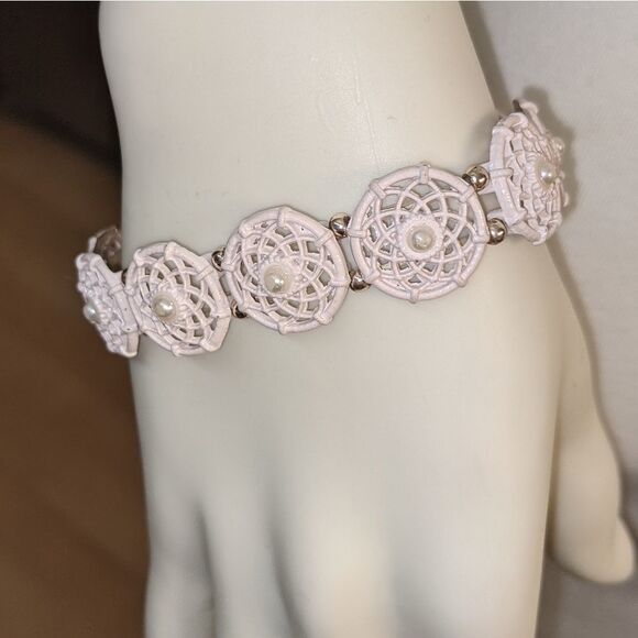 White floral or snowflake pattern w/pearl center bracelet - Picture 1 of 5